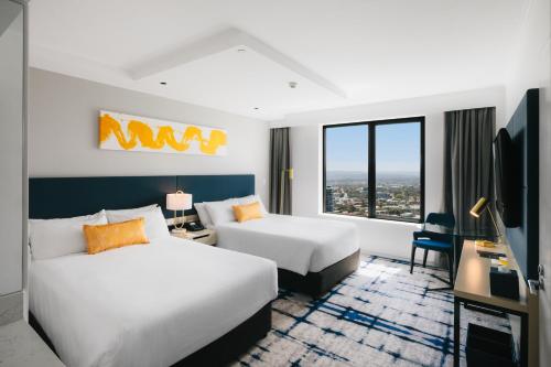 Habitación Doble Premium con vistas a la montaña - 2 camas dobles del hotel Voco Gold Coast, An Ihg. Foto 1