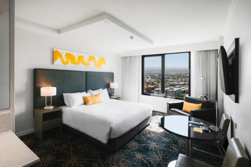 Habitación Doble con cama grande con vistas a la ciudad del hotel Voco Gold Coast, An Ihg. Foto 1