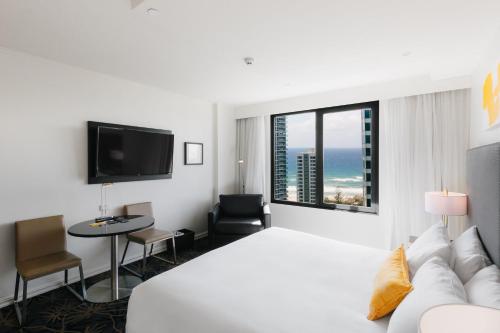 Habitación Doble Estándar con vistas al océano - 1 cama grande del hotel Voco Gold Coast, An Ihg. Foto 5