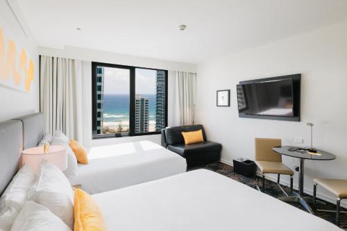Alojamiento Estándar con vistas al océano - 2 camas dobles del hotel Voco Gold Coast, An Ihg. Foto 6