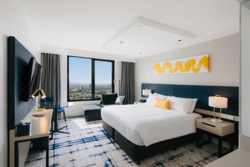 Habitación Premium con cama extragrande y vistas a la montaña del hotel Voco Gold Coast, An Ihg. Foto 3