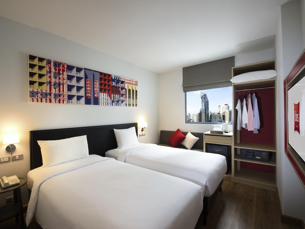 Habitación estándar con camas individuales del hotel Ibis Bangkok Sukhumvit 24. Foto 1