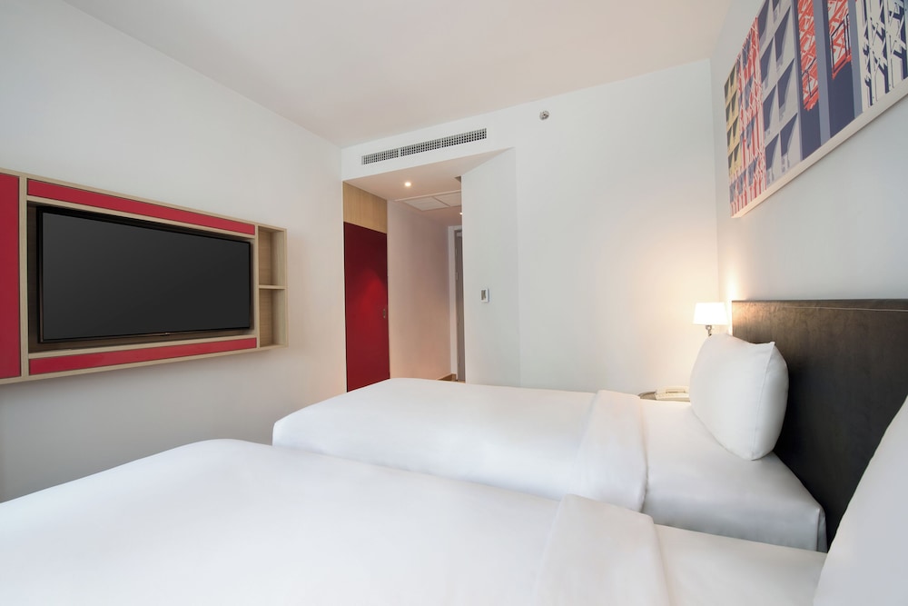 Habitación estándar con camas individuales del hotel Ibis Bangkok Sukhumvit 24. Foto 3