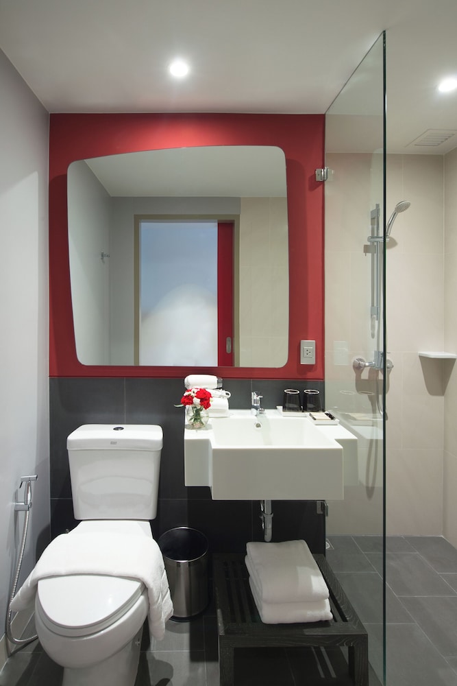 Habitación estándar con camas individuales del hotel Ibis Bangkok Sukhumvit 24. Foto 5