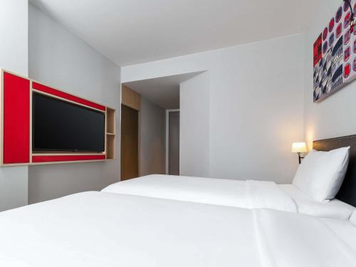 Habitación Doble Estándar - 2 camas del hotel Ibis Bangkok Sukhumvit 24. Foto 3