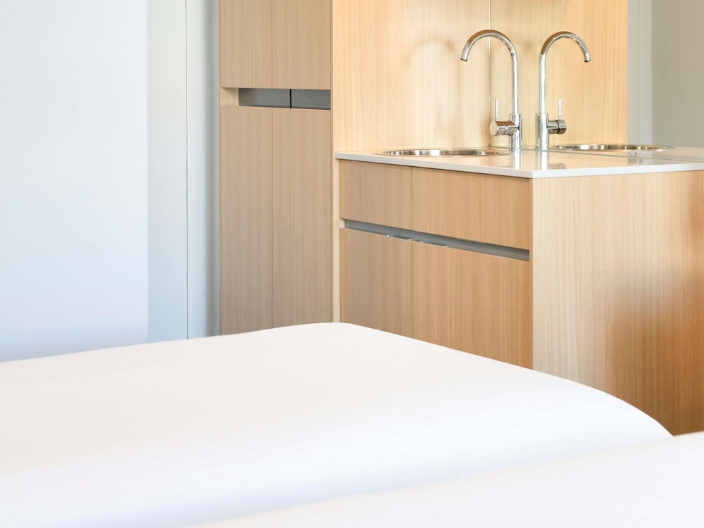 Habitación estándar con dos camas individuales del hotel Mercure Brisbane Garden City. Foto 2