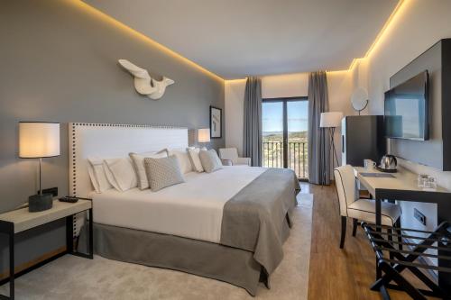 Habitación Doble Deluxe con balcón y vistas a la montaña del hotel Barcelo Aracena. Foto 1