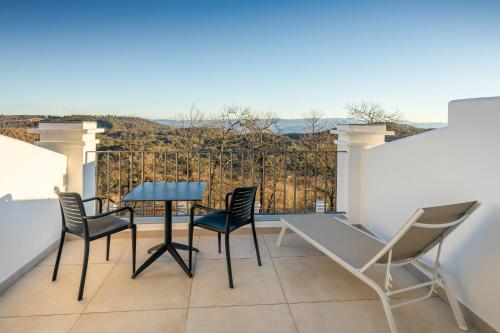 Habitación Doble Deluxe con terraza y vistas a la montaña del hotel Barcelo Aracena
