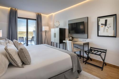 Habitación Doble Deluxe con terraza y vistas a la montaña del hotel Barcelo Aracena. Foto 4