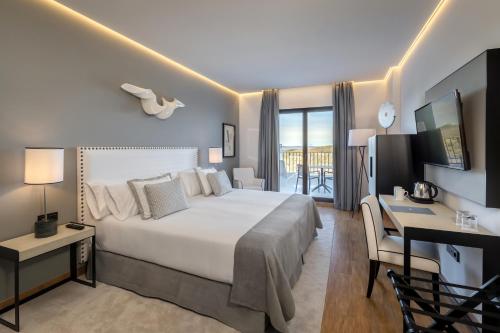 Habitación Doble Deluxe con terraza y vistas a la montaña del hotel Barcelo Aracena. Foto 5