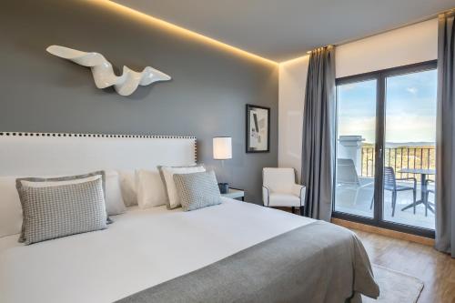 Habitación Doble Deluxe con terraza y vistas a la montaña del hotel Barcelo Aracena. Foto 6