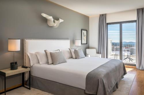 Habitación Doble Deluxe con terraza y vistas a la piscina (2 personas) del hotel Barcelo Aracena