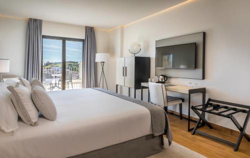 Habitación Doble Deluxe con terraza y vistas a la piscina (2 personas) del hotel Barcelo Aracena. Foto 1