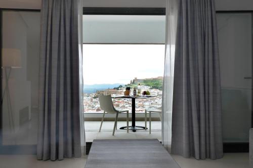 Suite Junior con bañera de hidromasaje del hotel Barcelo Aracena. Foto 9