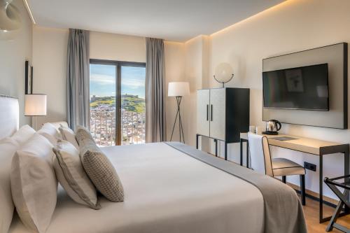 Habitación Doble Deluxe con balcón y vistas a la piscina (2 personas) del hotel Barcelo Aracena. Foto 1
