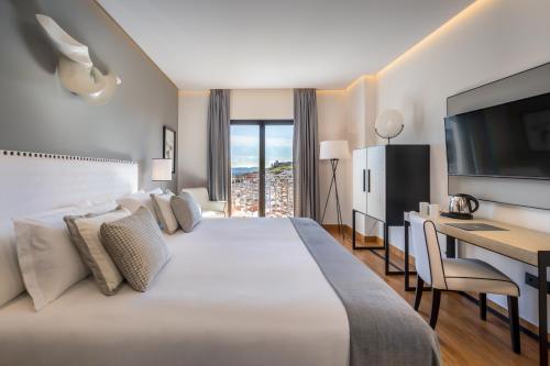 Habitación Doble Deluxe con balcón y vistas a la piscina (2 personas) del hotel Barcelo Aracena. Foto 2