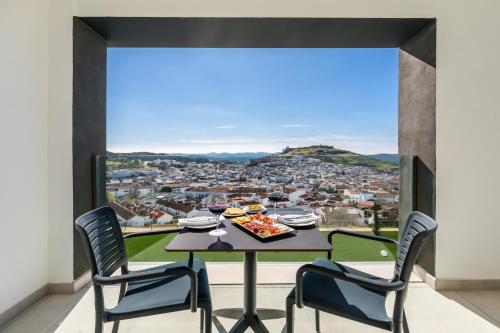 Habitación Doble Deluxe con vistas panorámicas al castillo del hotel Barcelo Aracena. Foto 1