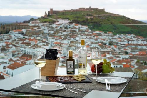 Habitación Doble Deluxe con vistas panorámicas al castillo del hotel Barcelo Aracena. Foto 2