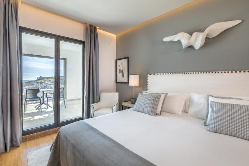 Habitación Doble Deluxe con vistas panorámicas al castillo del hotel Barcelo Aracena. Foto 4