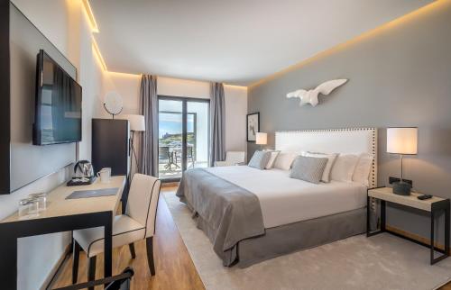 Habitación Doble Deluxe con vistas panorámicas al castillo del hotel Barcelo Aracena. Foto 5