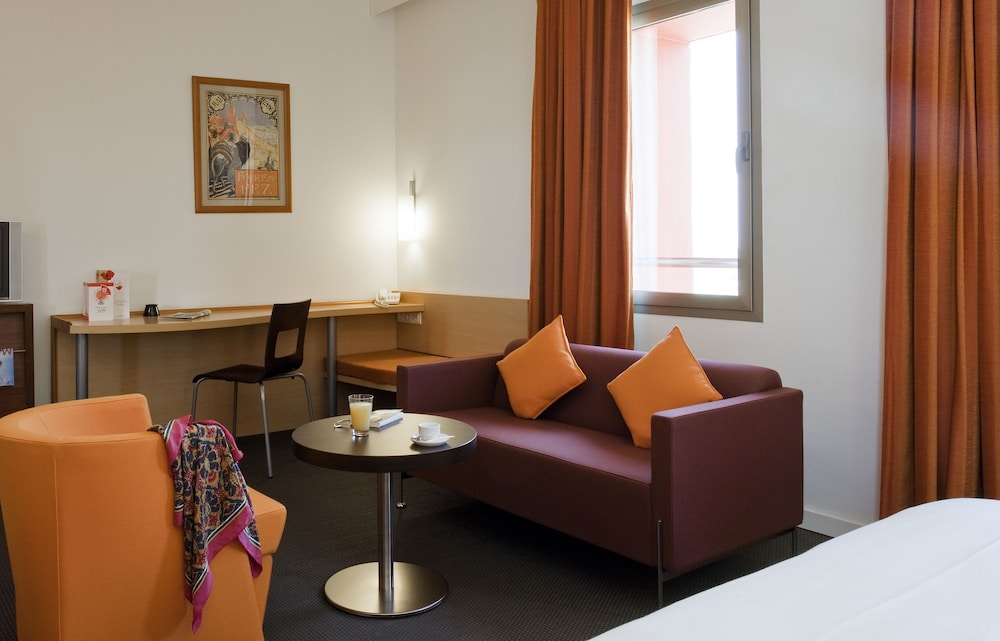 Suite Junior con 1 cama doble del hotel IBIS CASA SIDI MAAROUF. Foto 2
