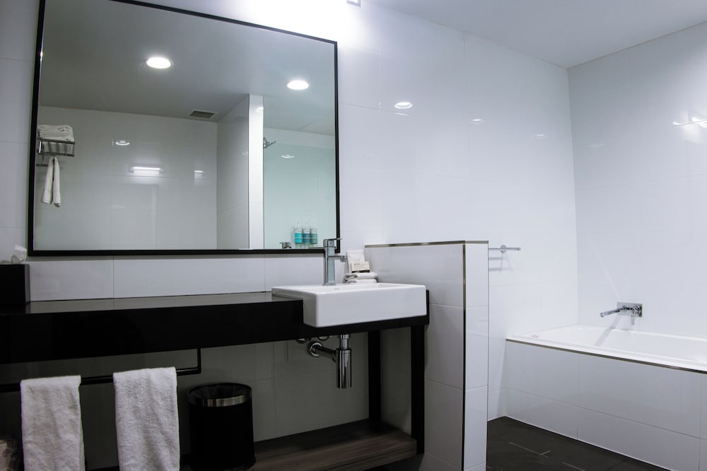 SUITE SUPERIOR DE 3 DORMITORIOS, 1 Cama King y 2 Camas King Size Zip del hotel Mercure Tamworth