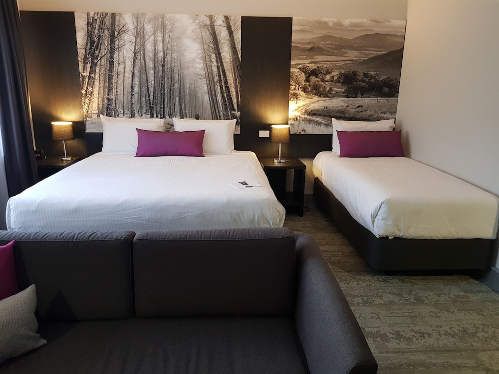 HABITACIÓN FAMILIAR ESTÁNDAR, 1 Cama King y 1 Cama Individual del hotel Mercure Tamworth. Foto 3