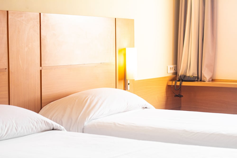 Habitación estándar con 2 camas individuales del hotel Ibis Meknes. Foto 4