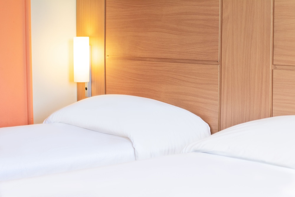 Habitación estándar con 2 camas individuales del hotel Ibis Meknes. Foto 5