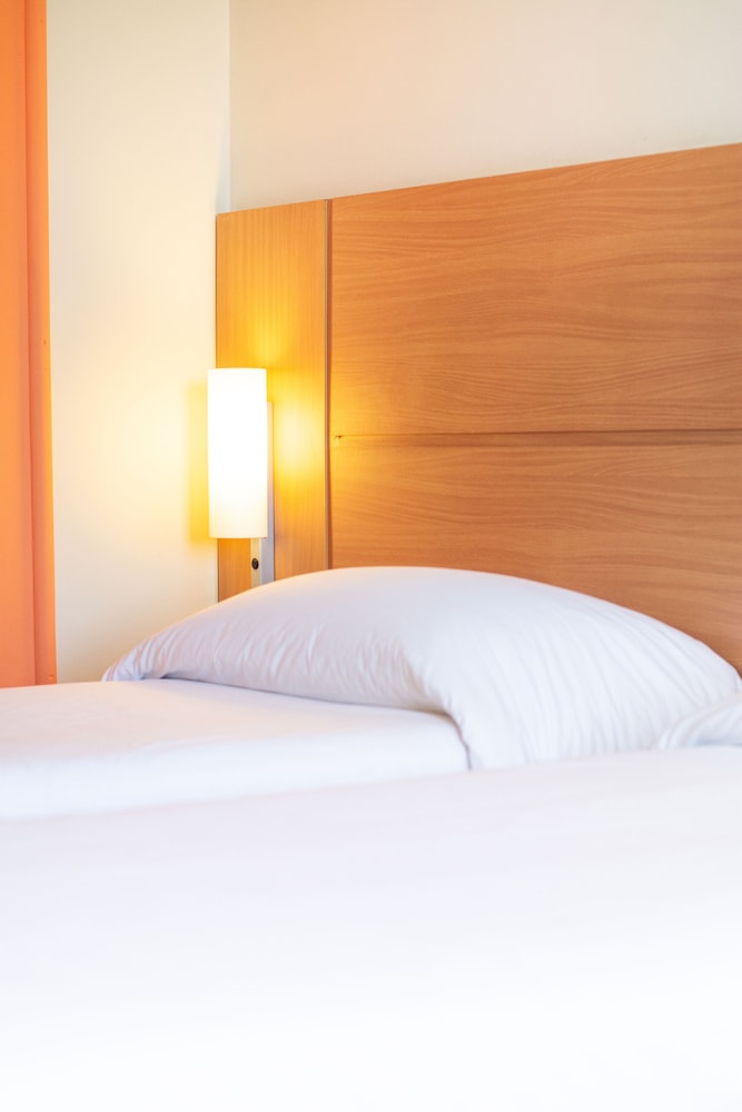 Habitación estándar con 2 camas individuales del hotel Ibis Meknes. Foto 6