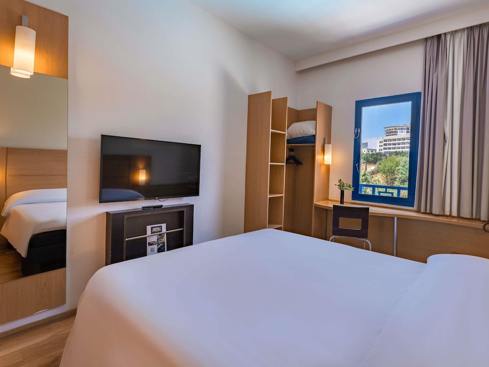 Habitación estándar con 2 camas individuales del hotel Ibis Meknes. Foto 7