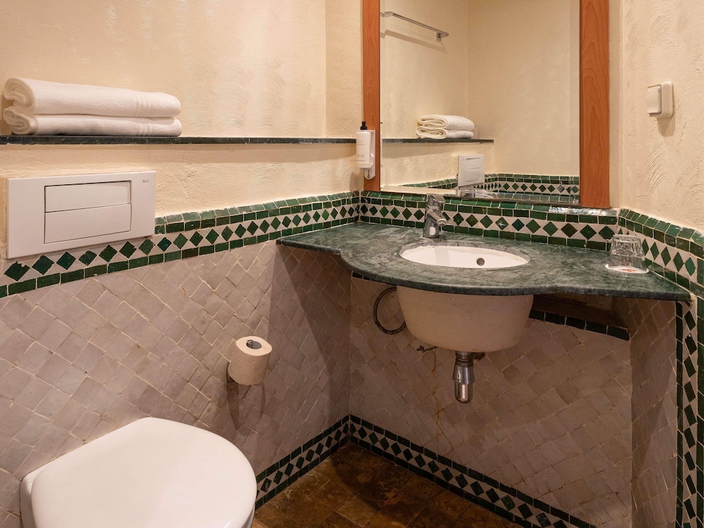 Habitación estándar con 2 camas individuales del hotel Ibis Meknes. Foto 10