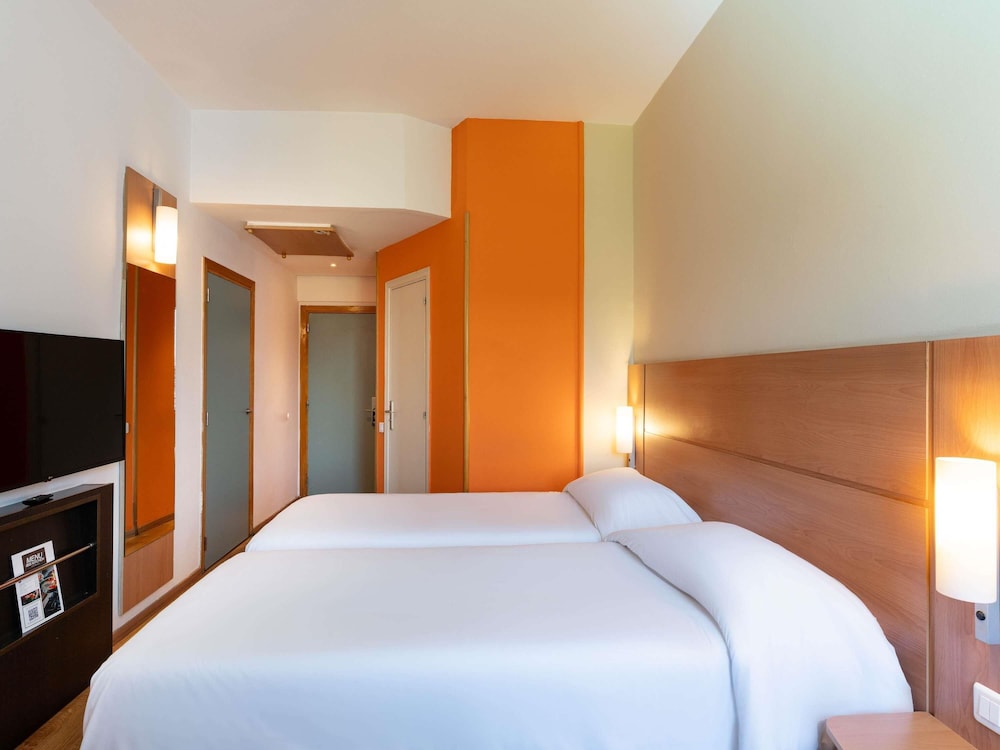 Habitación estándar con 2 camas individuales del hotel Ibis Meknes. Foto 12