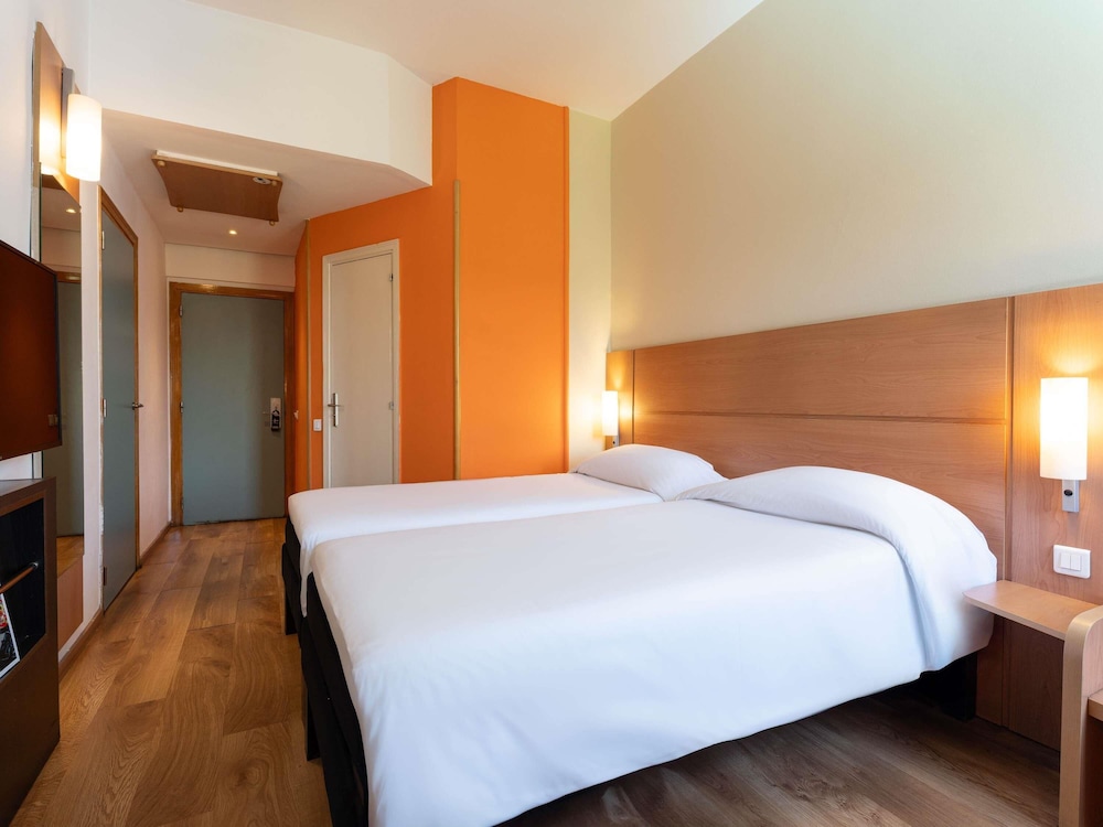Habitación estándar con 2 camas individuales del hotel Ibis Meknes. Foto 13