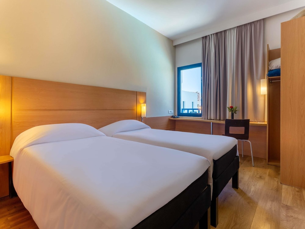 Habitación estándar con 2 camas individuales del hotel Ibis Meknes. Foto 14
