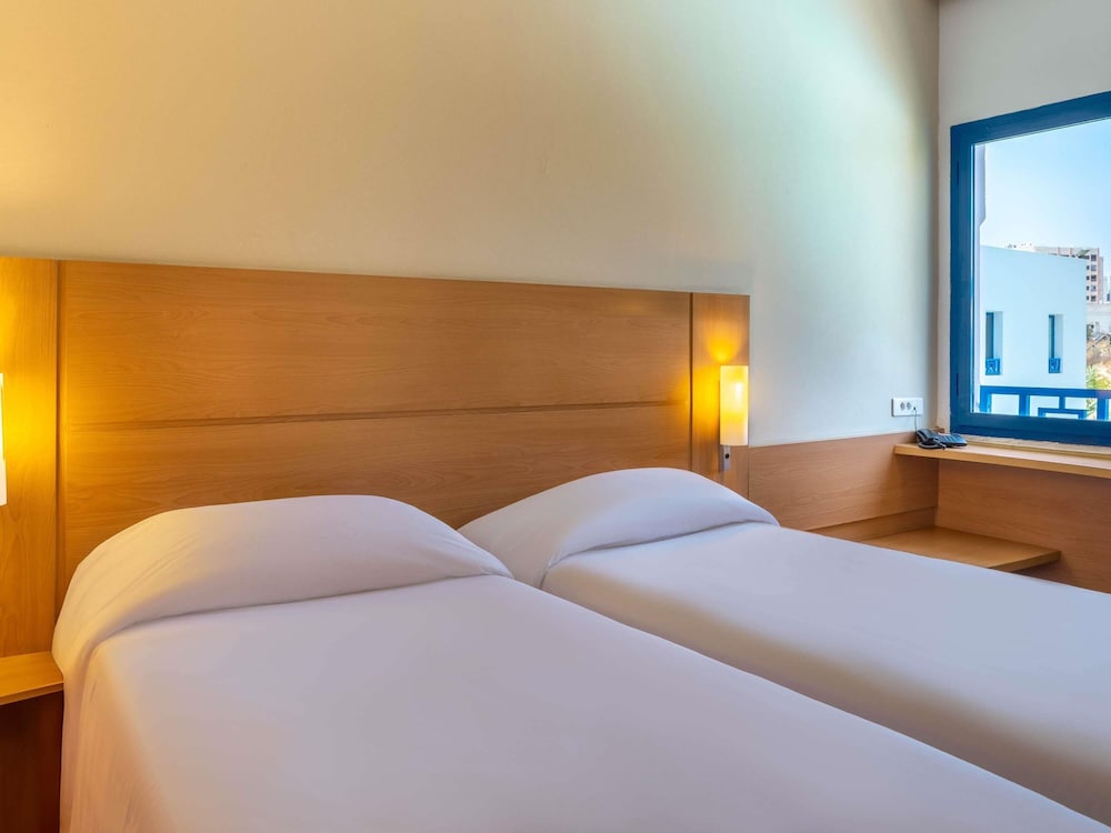 Habitación estándar con 2 camas individuales del hotel Ibis Meknes. Foto 15