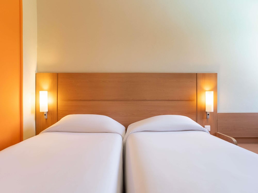 Habitación estándar con 2 camas individuales del hotel Ibis Meknes. Foto 16