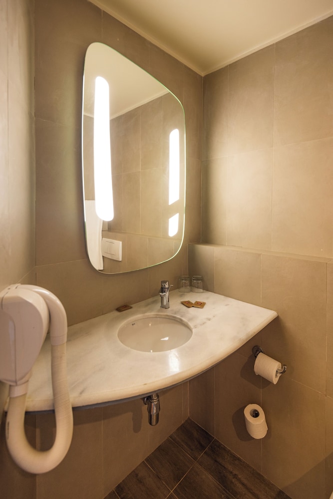 Habitación estándar con 2 camas individuales, 2 camas individuales del hotel Ibis Casablanca City Center. Foto 4