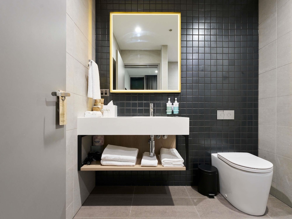 Suite Junior con Vistas a la Ciudad y 1 Cama King del hotel Novotel Melbourne South Wharf. Foto 1