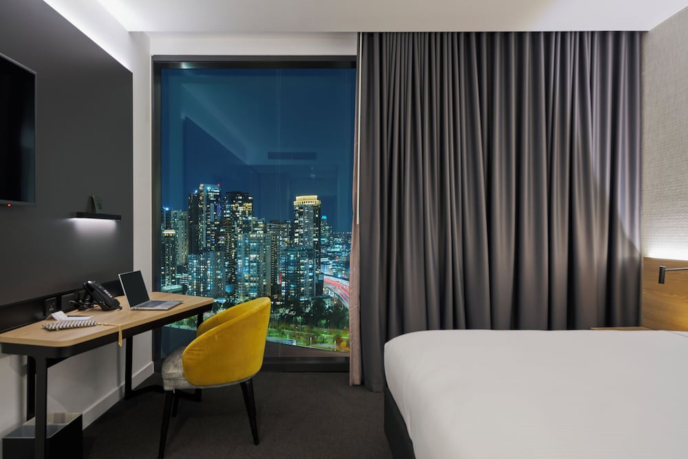 Habitación Deluxe con 1 cama king del hotel Novotel Melbourne South Wharf. Foto 1