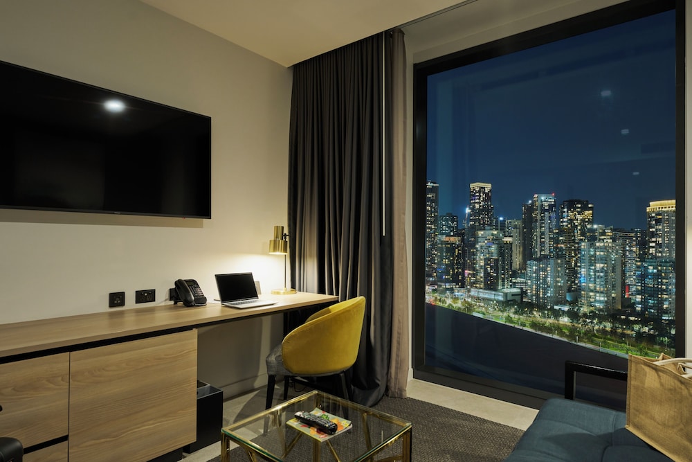 Suite con Vistas a la Ciudad y 1 Dormitorio con 1 Cama King del hotel Novotel Melbourne South Wharf. Foto 2