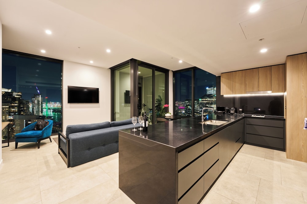 Apartamento Deluxe con Vistas a la Ciudad y 2 Dormitorios con 1 Cama King y 2 Camas Individuales del hotel Novotel Melbourne South Wharf