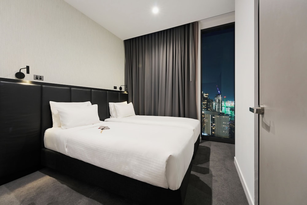 Apartamento Deluxe con Vistas a la Ciudad y 2 Dormitorios con 1 Cama King y 2 Camas Individuales del hotel Novotel Melbourne South Wharf. Foto 1