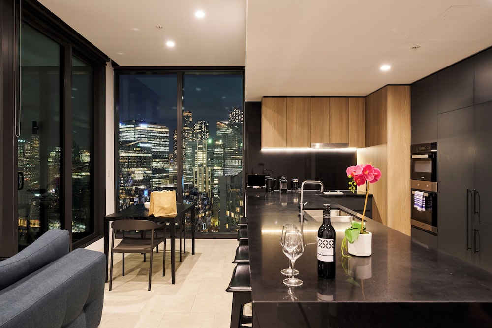 Apartamento Deluxe con Vistas a la Ciudad y 2 Dormitorios con 1 Cama King y 2 Camas Individuales del hotel Novotel Melbourne South Wharf. Foto 3