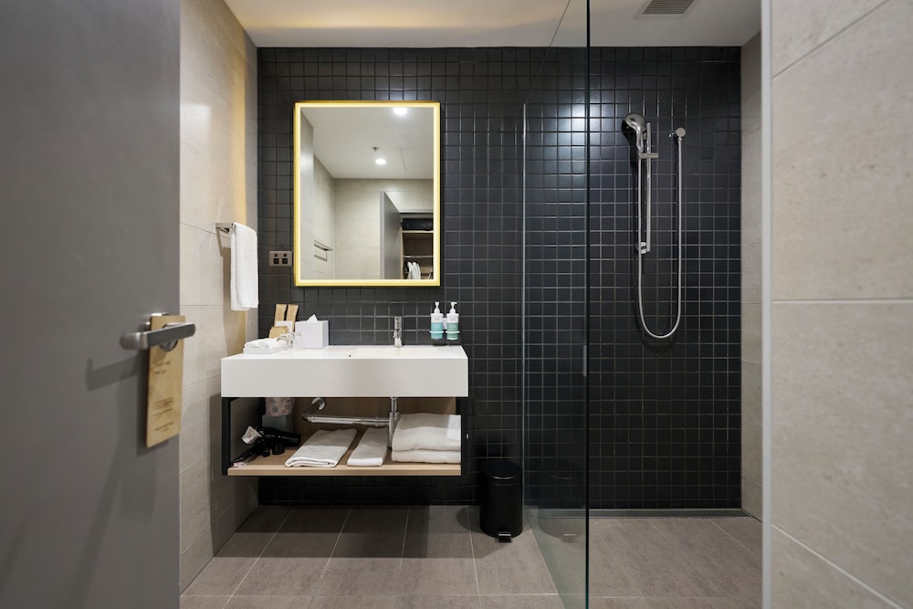 Apartamento Deluxe con Vistas a la Ciudad y 2 Dormitorios con 1 Cama King y 2 Camas Individuales del hotel Novotel Melbourne South Wharf. Foto 4