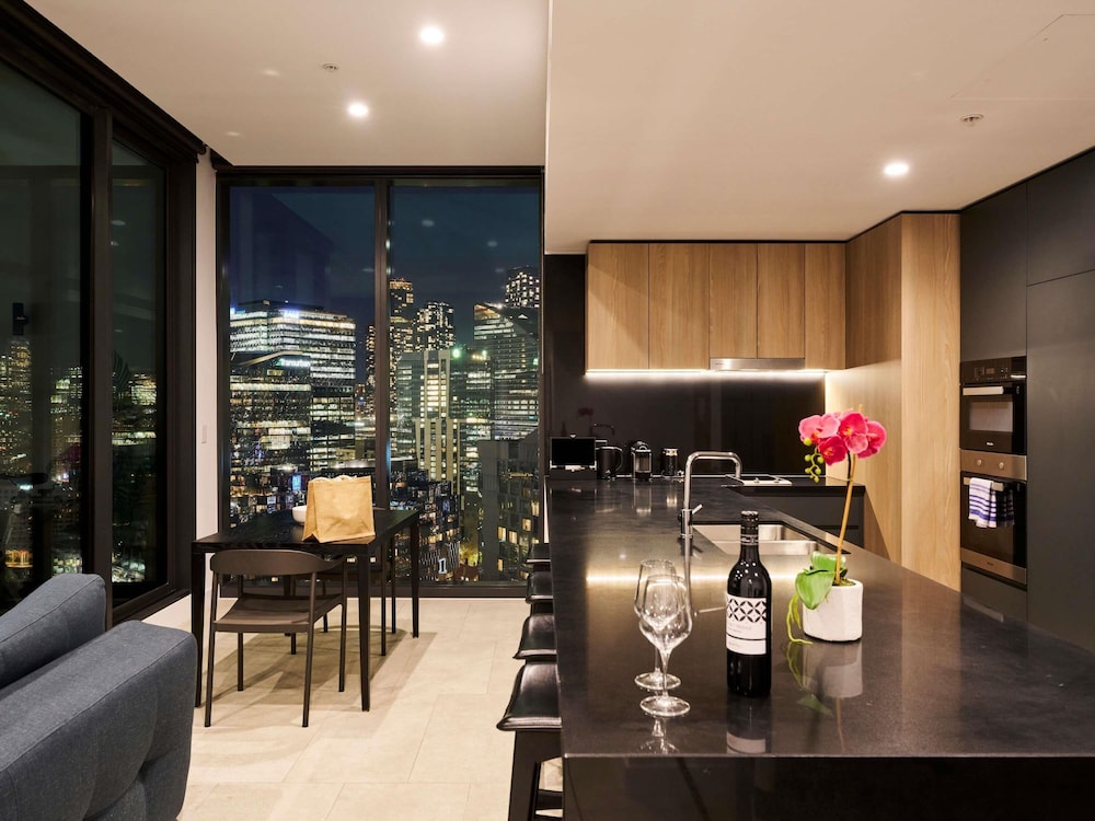 Apartamento Deluxe con Vistas a la Ciudad y 2 Dormitorios con 1 Cama King y 2 Camas Individuales del hotel Novotel Melbourne South Wharf. Foto 10