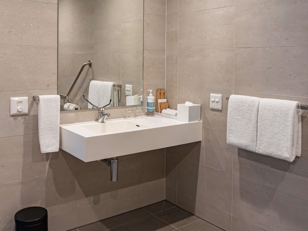 Habitación Estándar con 1 Cama Queen Accesible del hotel Novotel Melbourne South Wharf. Foto 6