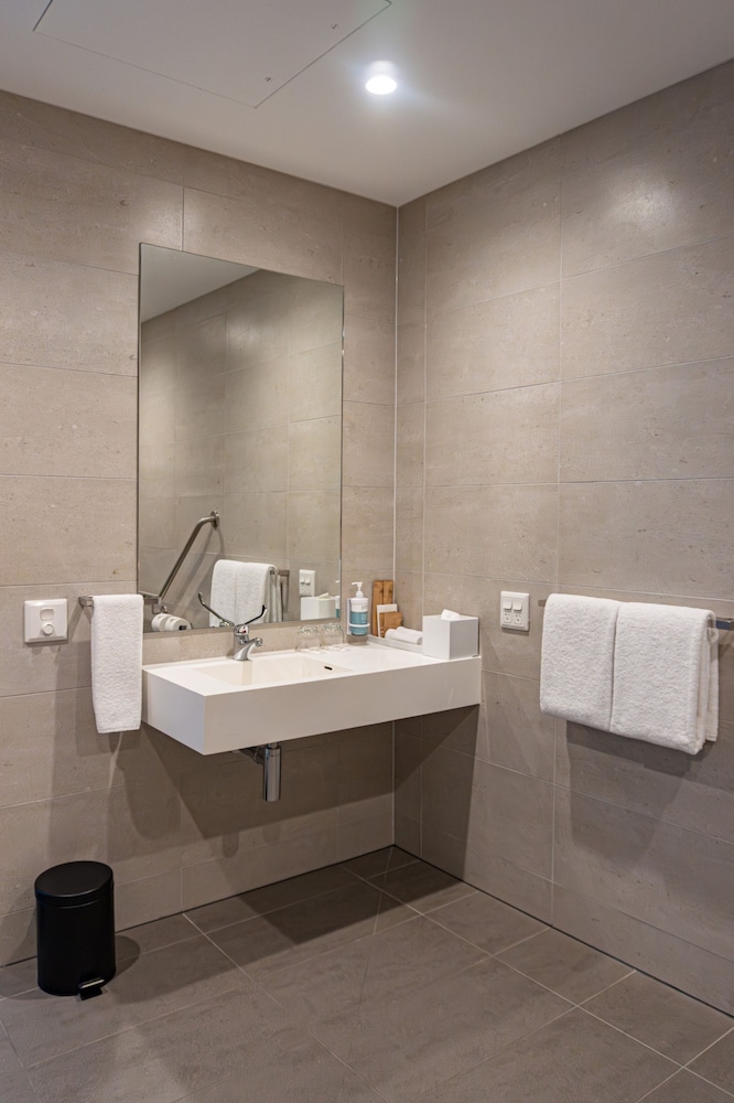 Habitación Estándar con 1 Cama Queen Accesible del hotel Novotel Melbourne South Wharf. Foto 7