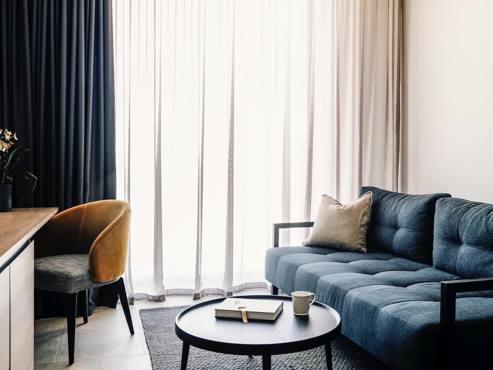 Suite con Vistas a la Ciudad y 1 Dormitorio con 1 Cama King del hotel Novotel Melbourne South Wharf. Foto 3