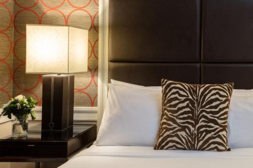 Habitación con cama extragrande - Adaptada para personas de movilidad reducida del hotel Empire. Foto 3